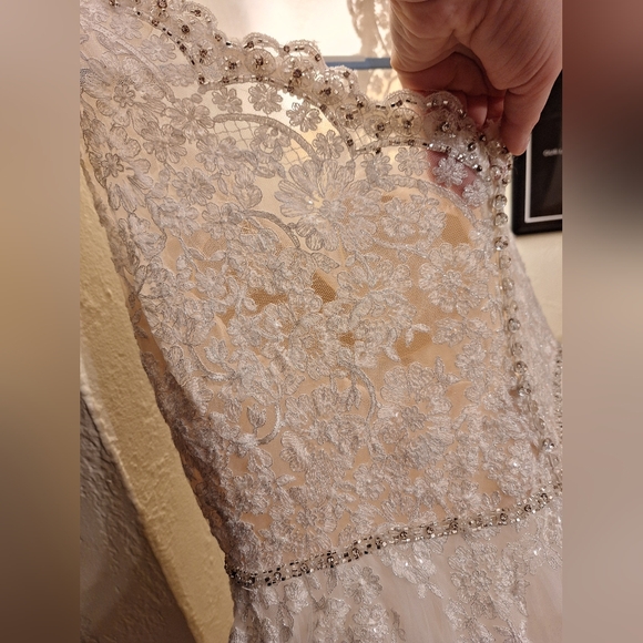 Elegant Lace Off-Shoulder Wedding Dress - Picture 7 of 10